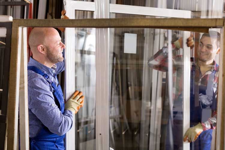 Carpintería de Aluminio Alna hombres sosteniendo ventana